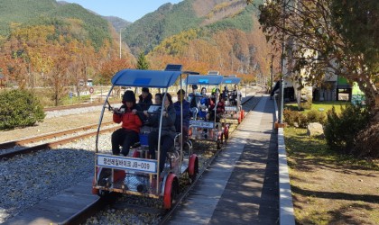 2018 태백시 장애인가족지원사업 ‘가족애(愛) 발견’ 통합나들이 행사로 참여자들이 정선에서 레일바이크를 체험을 하고있다.