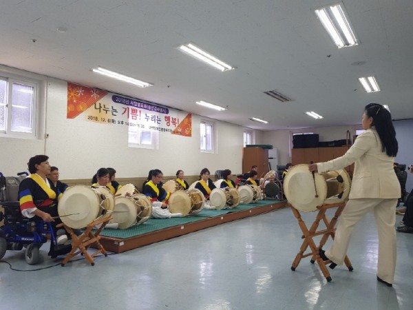 행사 간 장구 합주가 진행되고있다.