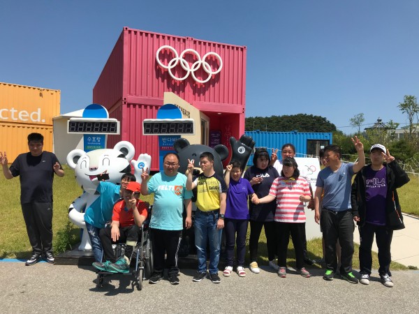 올림픽 뮤지엄 앞에서 찍은 단체 기념사진